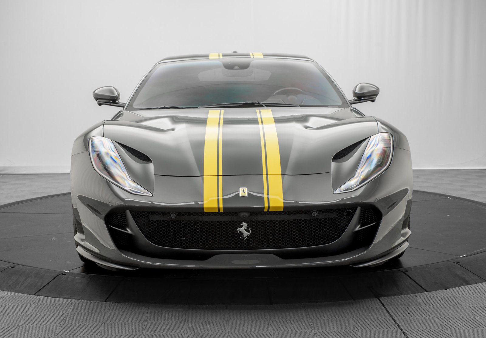Used 2020 Ferrari 812 Superfast RWD image 2