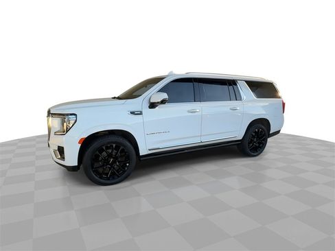 Used 2022 GMC Yukon XL Denali w/ Denali Premium Package image 4