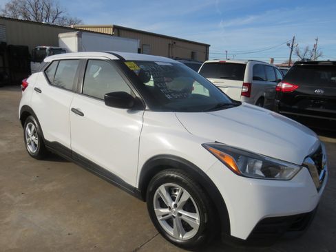 Used 2020 Nissan Kicks S image 3