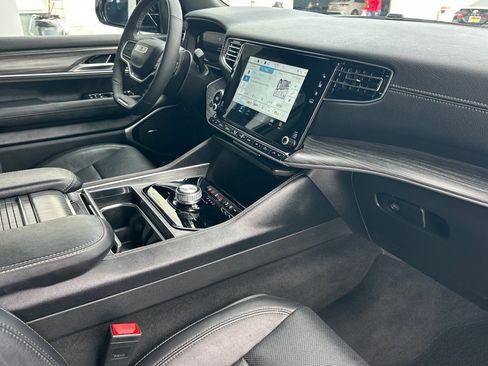 Used 2024 Jeep Wagoneer Series II w/ Flexible Seating Group RWD image 17