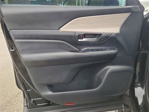 Used 2024 Toyota Grand Highlander Platinum image 11