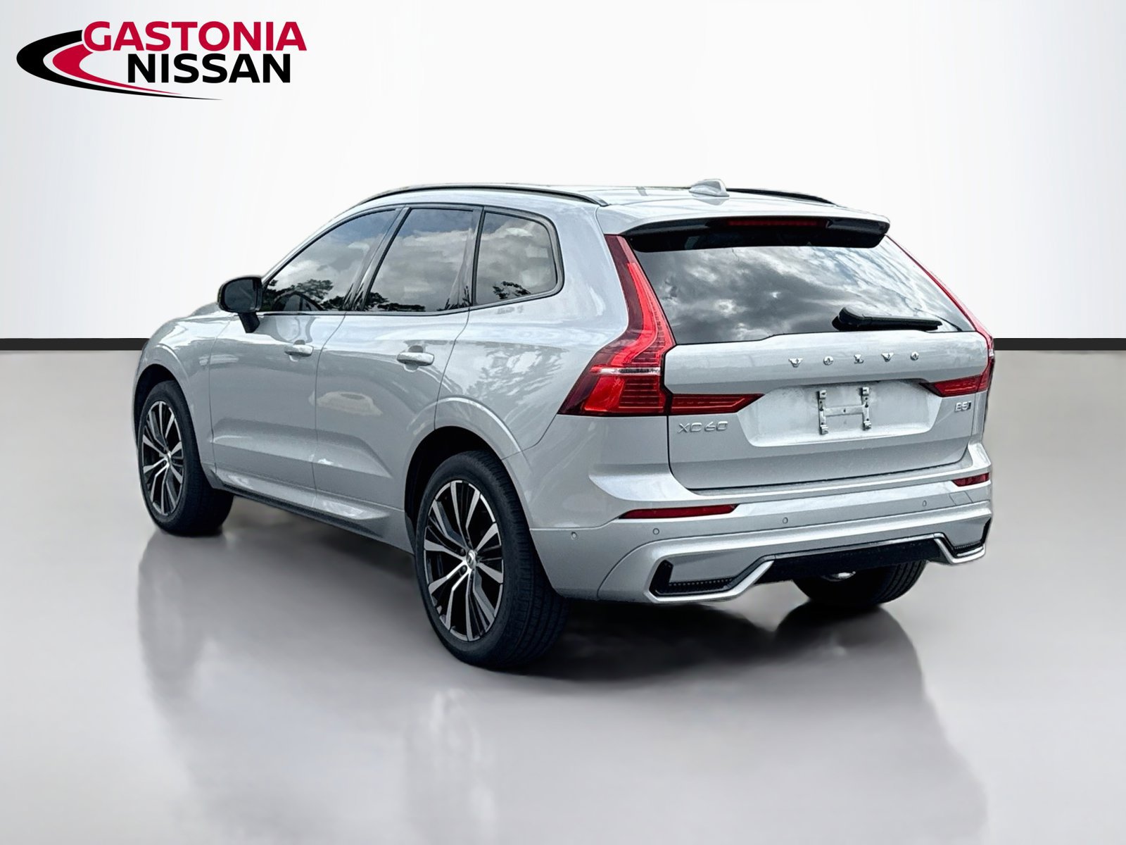 Used 2024 Volvo XC60 B5 Plus w/ Protection Package Premier AWD/4WD image 6