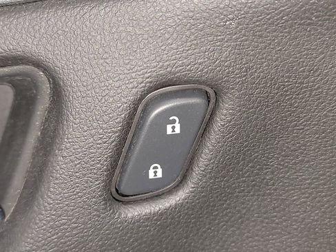 Used 2015 Chevrolet Impala LT w/ Convenience Package image 19