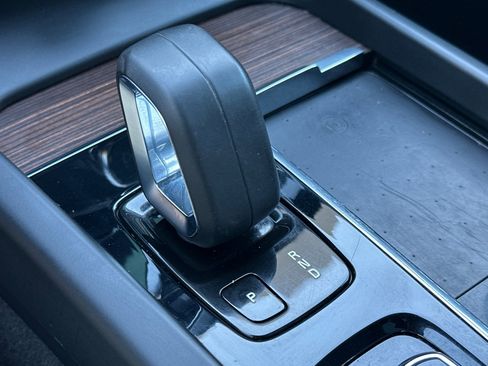 Certified 2022 Volvo XC60 B5 Momentum image 26