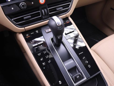 Used 2026 Porsche Macan AWD/4WD image 13