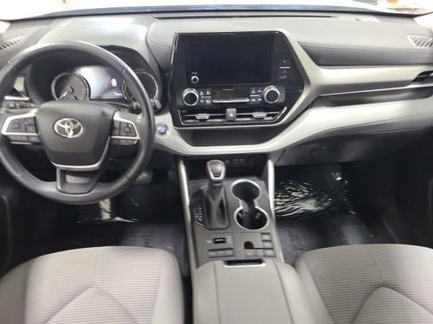 Used 2023 Toyota Highlander LE AWD/4WD image 2