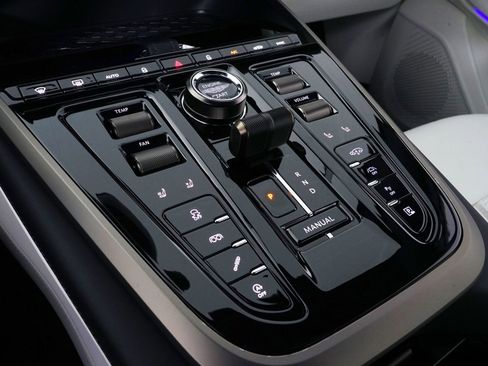 Used 2025 Aston Martin DBX 707 image 27