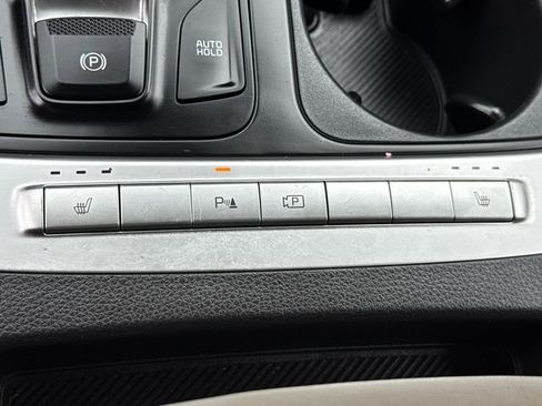 Used 2025 Kia Carnival FWD image 29