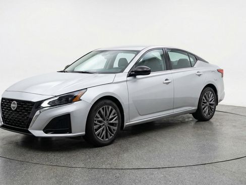 Used 2025 Nissan Altima 2.5 SV FWD image 3