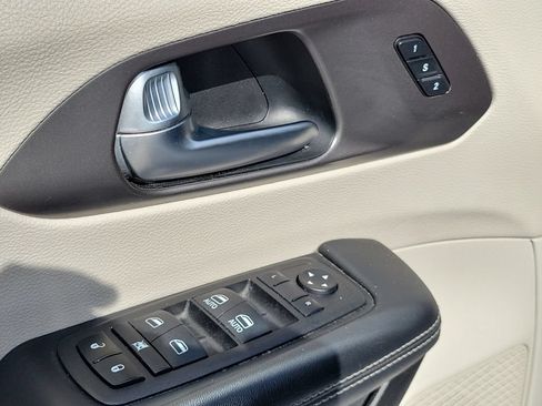 Used 2023 Chrysler Pacifica Touring-L FWD image 26