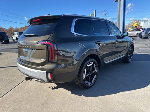 Used 2024 Kia Telluride EX w/ EX Captain's Chair Package image 5