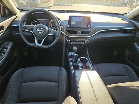 Used 2024 Nissan Altima 2.5 SV FWD image 9