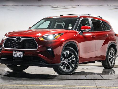Used 2023 Toyota Highlander XLE FWD image 1