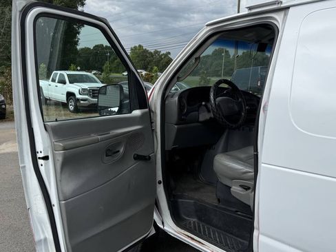 Used 2003 Ford E-250 and Econoline 250 RWD image 9