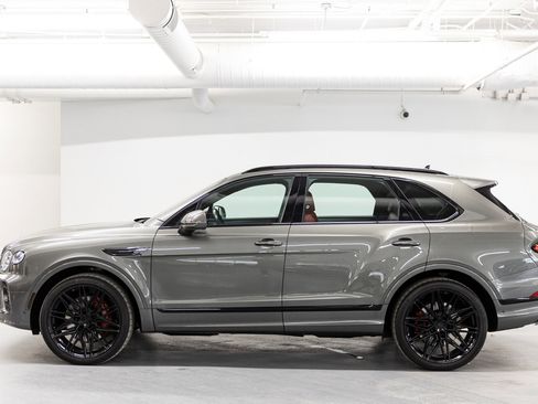 Used 2021 Bentley Bentayga image 2