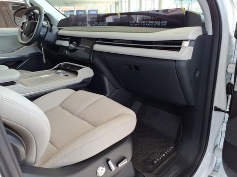 New 2026 Lincoln Navigator Reserve AWD/4WD image 9