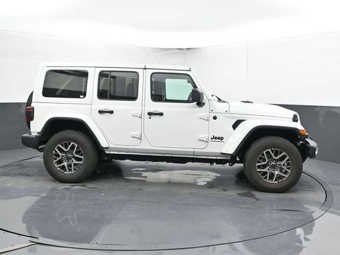 Used 2025 Jeep Wrangler Unlimited Sahara AWD/4WD image 4