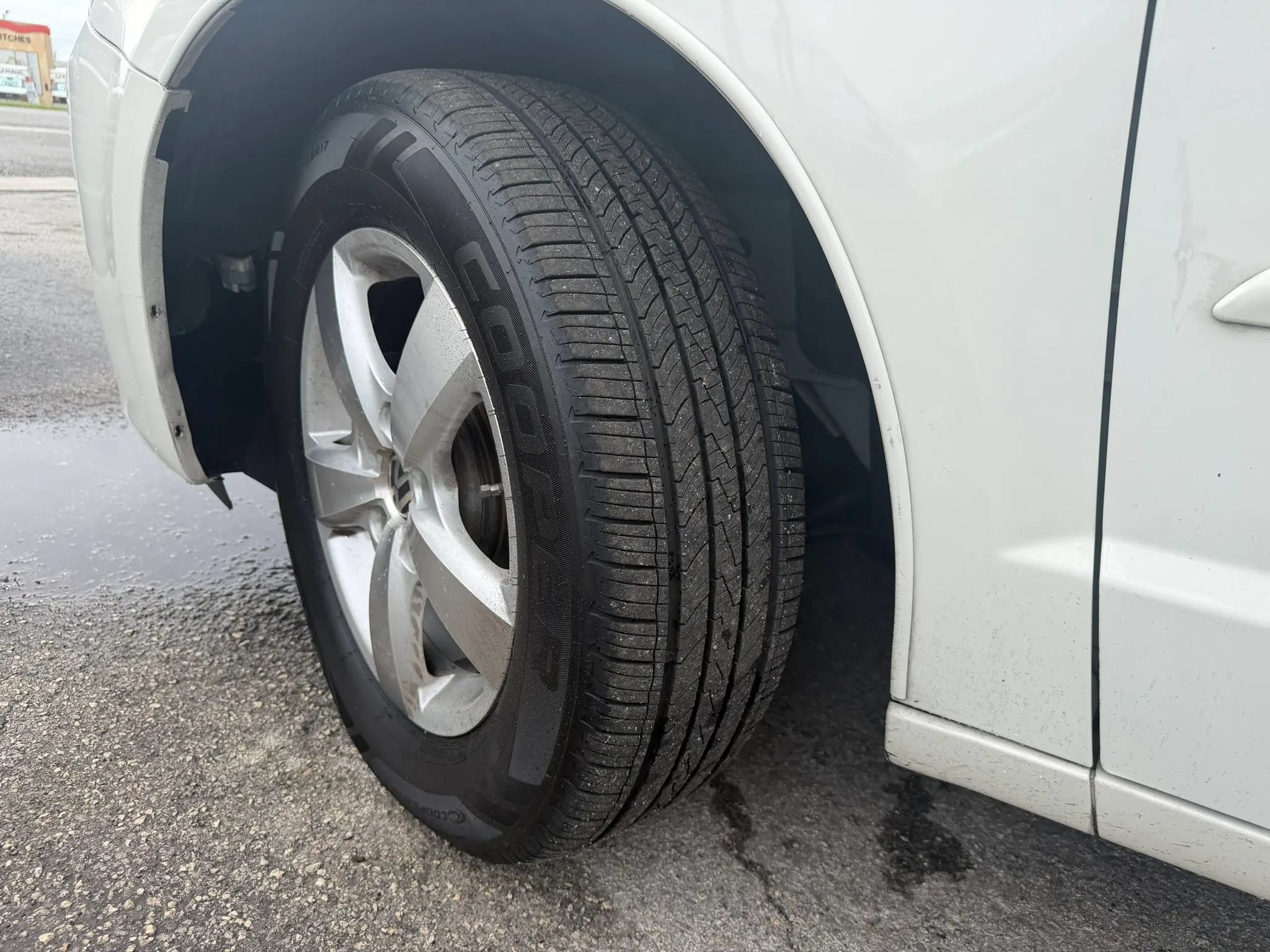 Used 2011 Volkswagen Routan SE FWD image 22