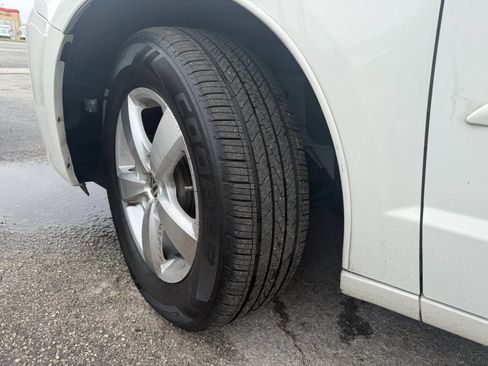 Used 2011 Volkswagen Routan SE FWD image 22