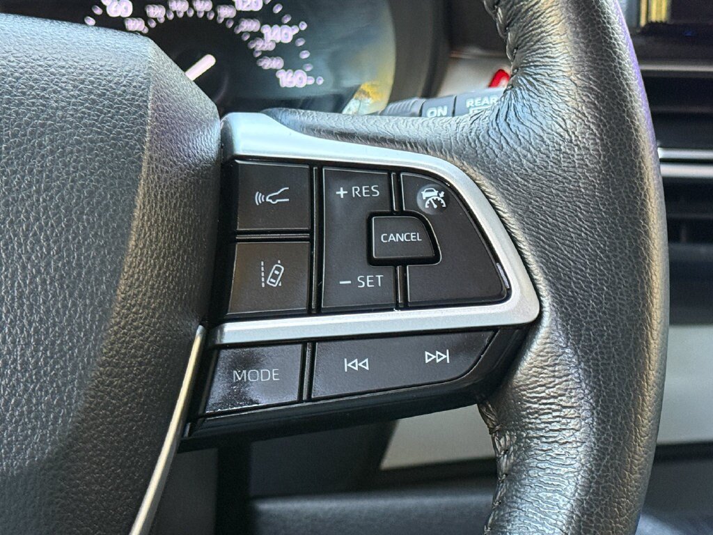 Used 2025 Toyota Sienna XLE FWD image 30