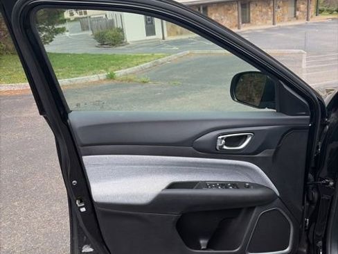 Used 2024 Jeep Compass Latitude image 12