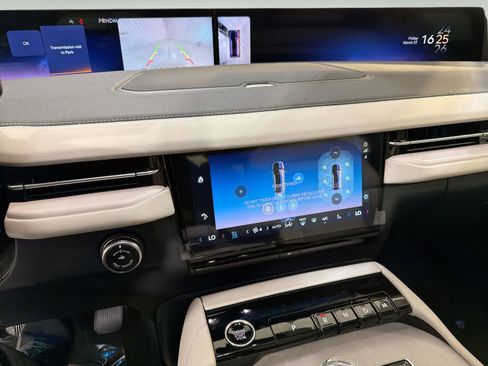 New 2026 Lincoln Navigator L Reserve AWD/4WD image 18