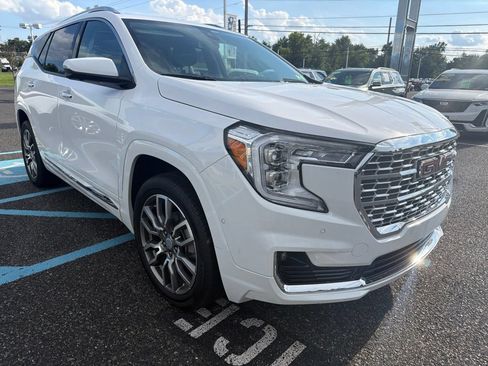 Used 2024 GMC Terrain Denali w/ Denali Premium Package AWD/4WD image 3