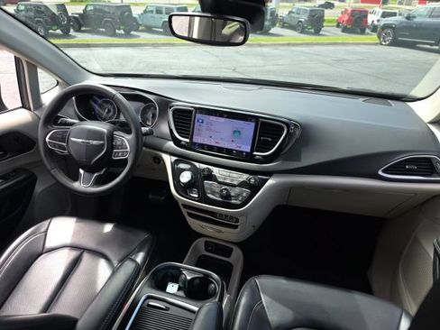 Used 2023 Chrysler Pacifica Touring-L FWD image 48