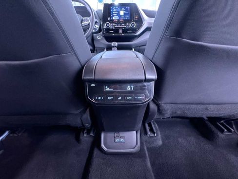 Used 2025 Toyota Highlander LE FWD image 37