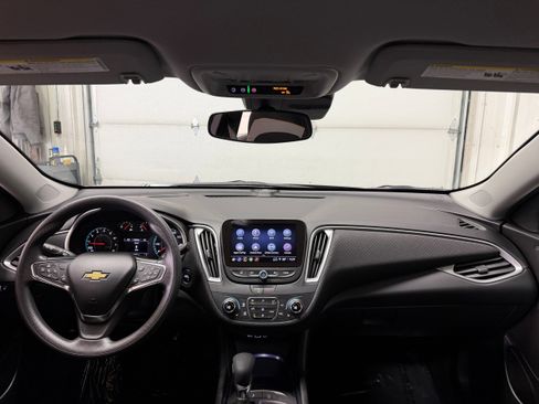 Used 2025 Chevrolet Malibu LT image 3