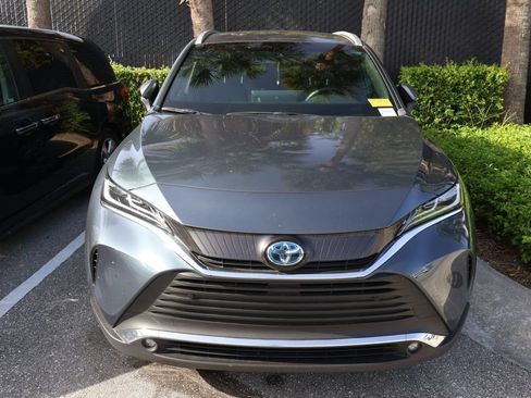 Used 2023 Toyota Venza XLE AWD/4WD image 5