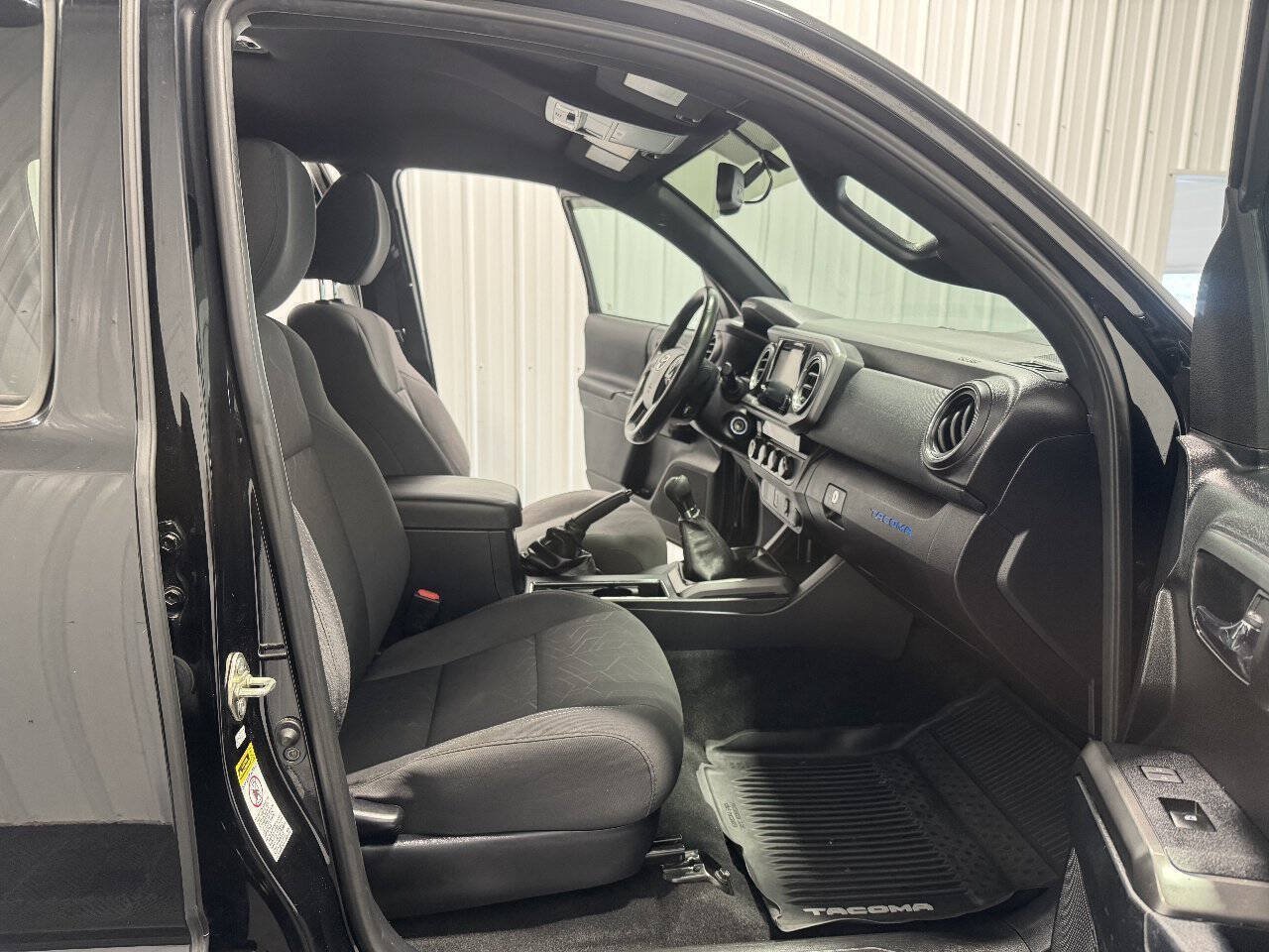 Used 2017 Toyota Tacoma TRD Sport w/ Tow Package AWD/4WD image 11