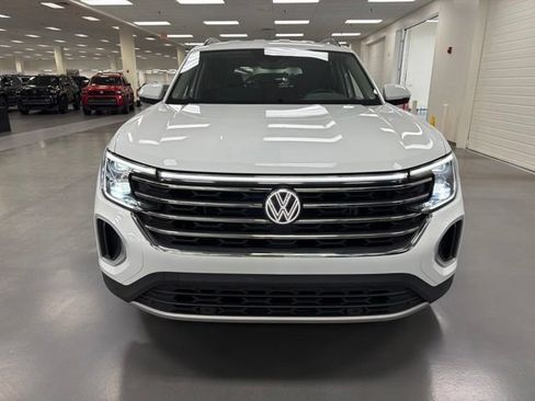 Used 2025 Volkswagen Atlas SE AWD/4WD image 2