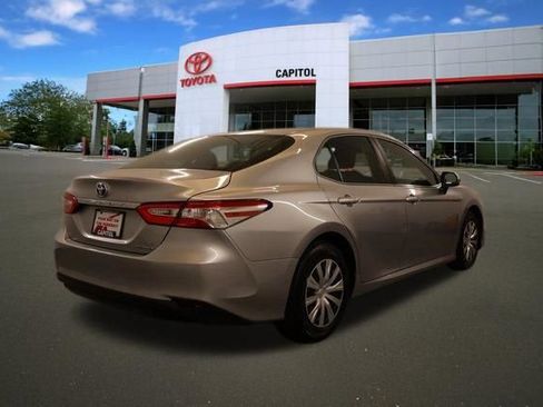 Used 2018 Toyota Camry LE FWD image 3