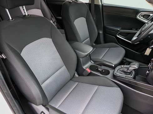 Used 2023 Kia Soul LX w/ LX Technology Package FWD image 32