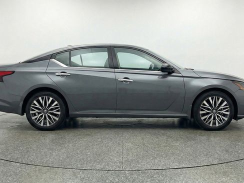 Used 2025 Nissan Altima 2.5 SV FWD image 11