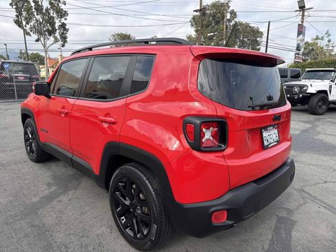 Used 2017 Jeep Renegade Altitude FWD image 5
