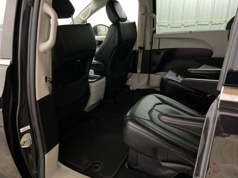 Used 2023 Chrysler Pacifica Touring-L image 25