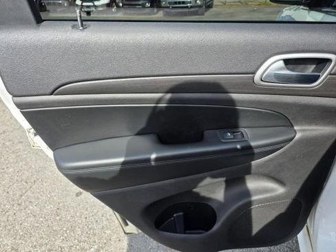 Used 2018 Jeep Grand Cherokee Altitude image 18