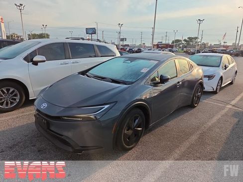 Used 2025 Toyota Prius LE FWD image 4