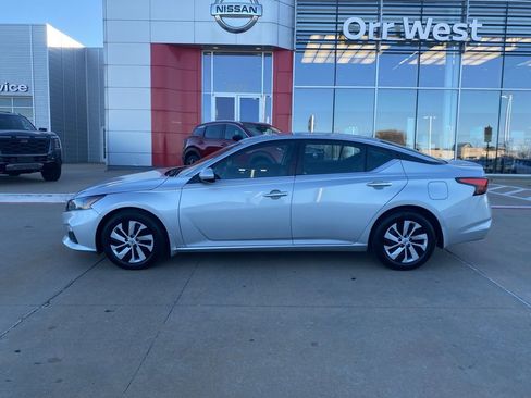 Used 2022 Nissan Altima 2.5 S image 2