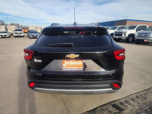 Used 2025 Chevrolet Trax LT image 2