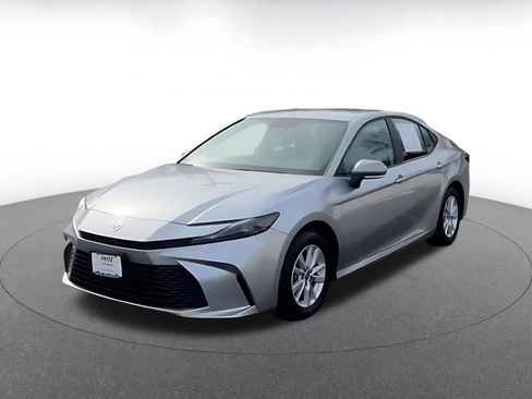 Used 2025 Toyota Camry LE image 7