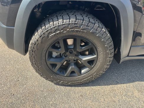 Used 2014 Jeep Cherokee Trailhawk w/ Comfort/Convenience Group AWD/4WD image 43