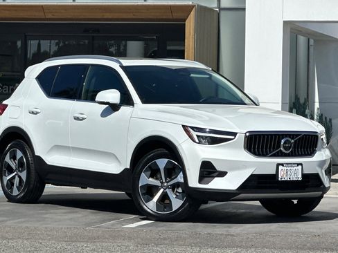 Certified 2025 Volvo XC40 B5 Plus image 2