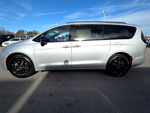 New 2026 Chrysler Pacifica Select w/ S Appearance Package image 7