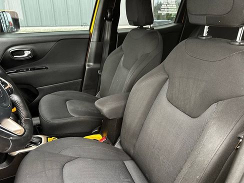 Used 2016 Jeep Renegade Latitude FWD image 10