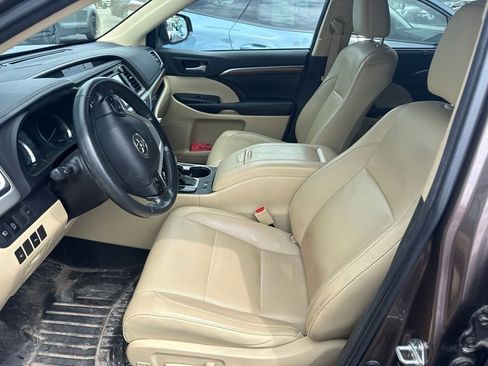Used 2017 Toyota Highlander Limited w/ Carpet Mat Package AWD/4WD image 3