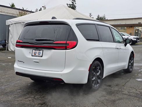 New 2026 Chrysler Pacifica Select image 8