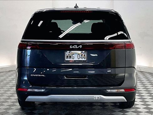 Used 2023 Kia Carnival LX FWD image 3